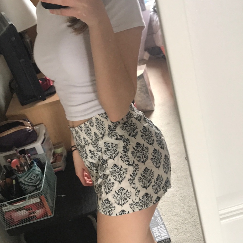 Flowy Patterned Shorts - Picture 2 of 5